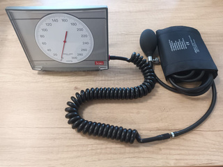 Ciśnieniomierz zegarowy Boso Nova S 120 mm na ścianę