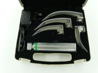 Laryngoskop MacIntosh LUCAS Mega Blade z akumulatorem, 4 łyżki 1-4